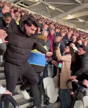 Šokantan trenutak Arsenalov navijač bačen je niz stepenice stadiona nakon što je naljutio navijače West Hama sjedeći na domaćem terenu