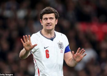 ‘Šokiran i slomljen’ Harry Maguire izbačen je iz engleske momčadi Svjetskog prvenstva dok se Thomas Tuchel priprema imenovati skupinu od 26 igrača – sa središnjim bekom koji nije izabran od prošlog ljeta u redu za poziv