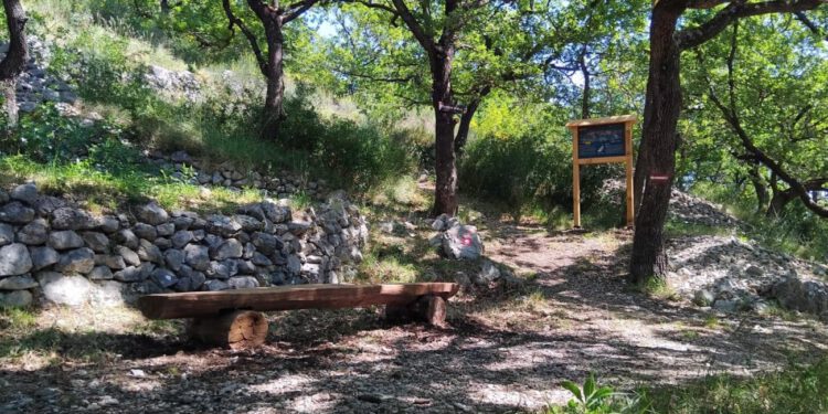 Splitsko-dalmatinska županija sufinancira projekt opremanja tematskih staza u Podstrani: “Put pod Pole” i “Put preko Mure”
