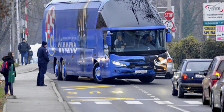 Sportske novosti – Drama dinamovaca uoči finala Kupa: Autobus s igračima zapeo u gužvi na A3, stoje već četiri sata!