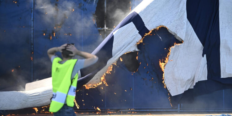 Sportske novosti – FOTO: Diverzija na derbiju, požar je podmetnula Torcida? Pogledajte transparent koji sve objašnjava