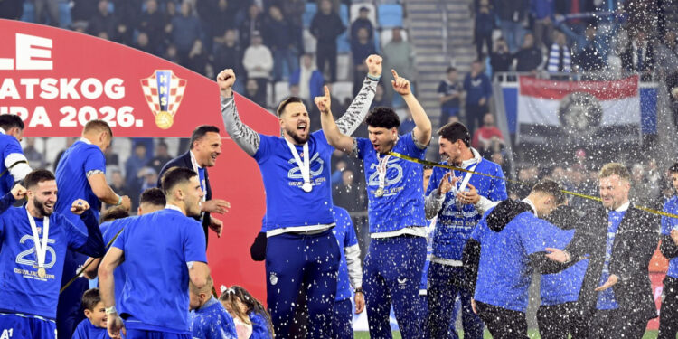 Sportske novosti – FOTO: Velika fešta u Modrom! Evo kako su igrači Dinama zajedno s navijačima proslavili novu ‘kantu’