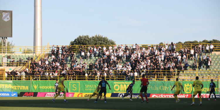 Sportske novosti – VIDEO Kaos u Puli: Armada u znak protesta napustila tribinu! Evo koji je pravi razlog