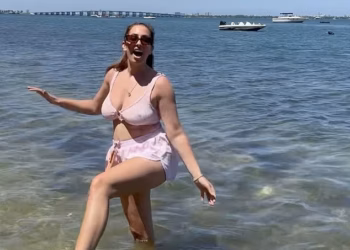 Stacey Solomon zadivljuje u ružičastom gornjem dijelu bikinija dok se šeta u moru tijekom raskošnog putovanja u Miami