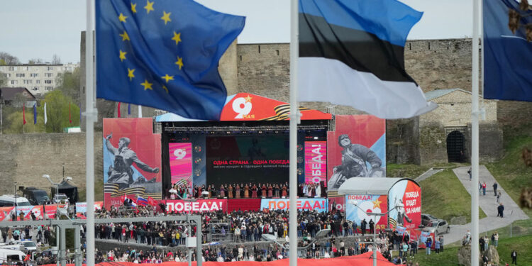 Stanovnici Estonije hrle na rusku granicu kako bi gledali koncert povodom Dana pobjede (VIDEO) — RT Rusija i bivši Sovjetski Savez