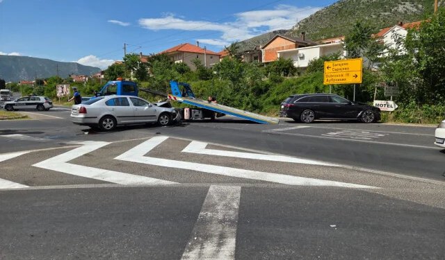 Sudar Mercedesa i Škode na izlazu iz Tekije, promet na M-17 bio otežan
