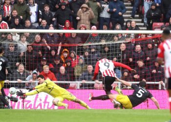 Sunderland protiv Manchester Uniteda – Premier liga UŽIVO: Sve najnovije momčadske vijesti, rezultati i ažuriranja dok su Crvene vragove rano testirali živahni Crni mačori, a Brighton vodi 3-0 protiv Wolvesa u lovu na europski nogomet