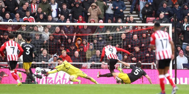 Sunderland protiv Manchester Uniteda – Premier liga UŽIVO: Sve najnovije momčadske vijesti, rezultati i ažuriranja dok su Crvene vragove rano testirali živahni Crni mačori, a Brighton vodi 3-0 protiv Wolvesa u lovu na europski nogomet