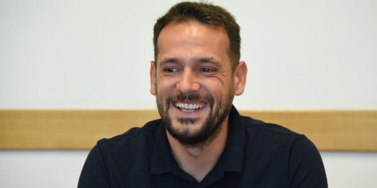 “Sveti Oče, čekamo Vas u Hrvatskoj, u Solinu ali Vi ne morate doći pješke”: Solinski vatrogasac nakon 1219 kilometara nasmijao Papu i pozvao ga u Hrvatsku