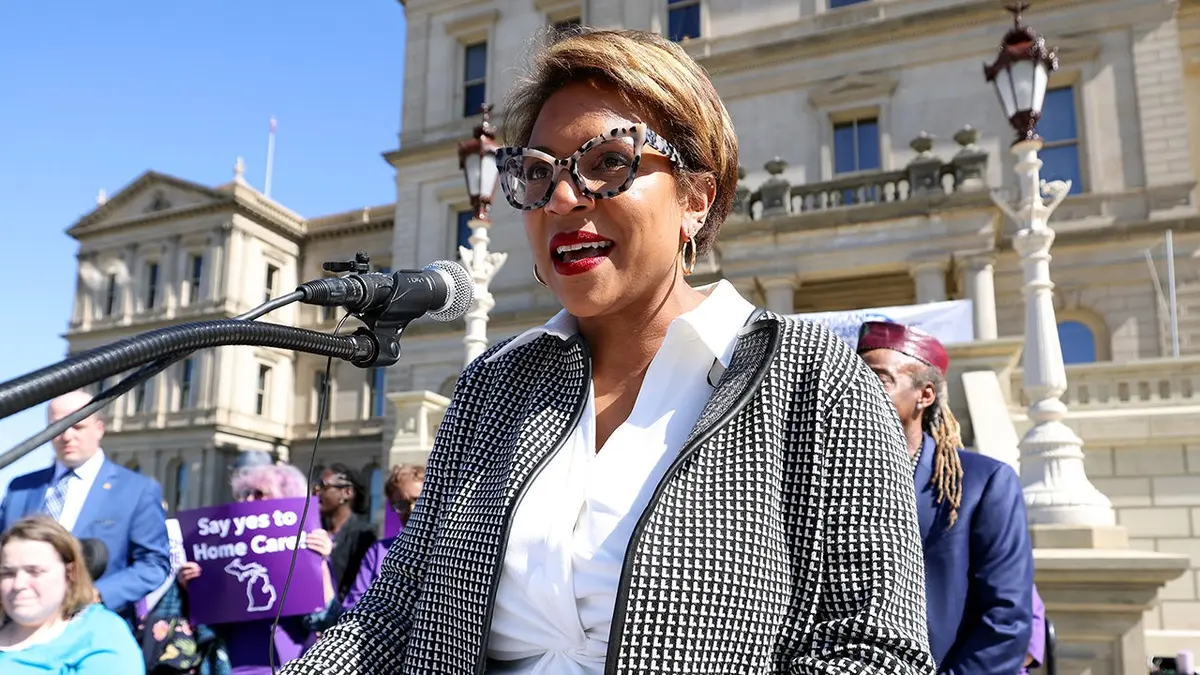 Sylvia Santana govori za govornicom tijekom sjednice Senata države Michigan.