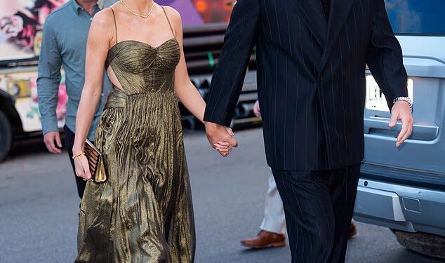 Taylor Swift blista u svjetlucavoj haljini dok ona i Travis Kelce privlače pozornost na vjenčanju prijatelja u New Yorku