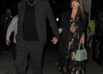 Taylor Swift drži se za ruke sa svojim zaručnikom Travisom Kelceom dok prisustvuju zvjezdanoj proslavi 40. rođendana Poppy Delevingne