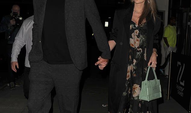 Taylor Swift drži se za ruke sa svojim zaručnikom Travisom Kelceom dok prisustvuju zvjezdanoj proslavi 40. rođendana Poppy Delevingne