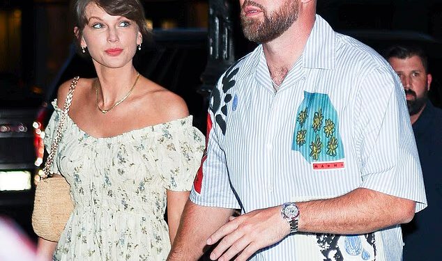 Taylor Swift drži se za ruke sa zaručnikom Travisom Kelceom tijekom romantičnog izlaska u New Yorku dok VRLO poseban gost potvrđuje prisustvo na njihovom nadolazećem vjenčanju