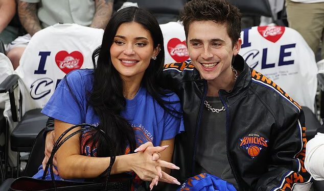 Timothee Chalamet i Kylie Jenner uživaju u spoju na terenu dok glumac predvodi navijače A-liste Knicksa koji se nadaju da će New York osvojiti prvo NBA finale u 27 godina