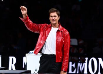 Tom Brady razdražen zbog modnog promašaja Michaela Jacksona dok sjedi na terenu za Las Vegas Aces WNBA utakmicu
