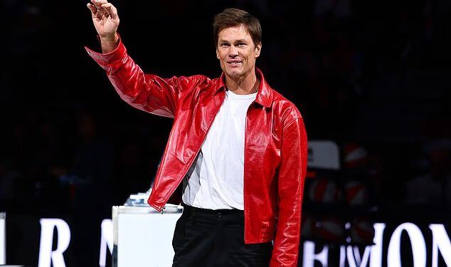 Tom Brady razdražen zbog modnog promašaja Michaela Jacksona dok sjedi na terenu za Las Vegas Aces WNBA utakmicu