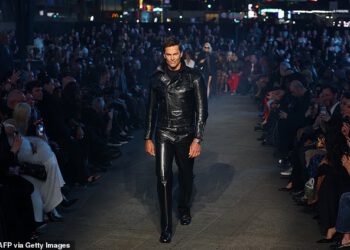 Tom Brady u svakom centimetru izgleda kao isklesani model dok mijenja nogometno igralište za modnu pistu tijekom modne revije Guccija