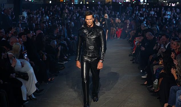 Tom Brady u svakom centimetru izgleda kao isklesani model dok mijenja nogometno igralište za modnu pistu tijekom modne revije Guccija
