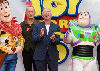 Tom Hanks i Tim Allen lunjaju na crvenom tepihu dok se ponovno okupljaju na britanskoj premijeri Priče o igračkama 5