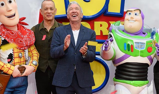 Tom Hanks i Tim Allen lunjaju na crvenom tepihu dok se ponovno okupljaju na britanskoj premijeri Priče o igračkama 5
