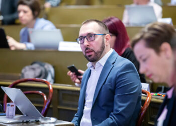 Tomaševića rešetaju na Skupštini: ‘Kad se sjetim kako su vas zaštitari nosili, a sad štitite kriminalca’