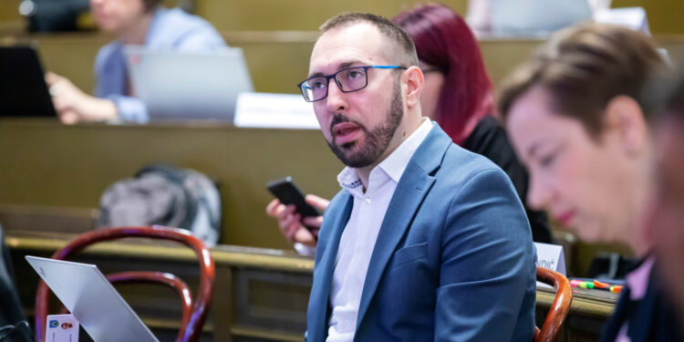 Tomaševića rešetaju na Skupštini: ‘Kad se sjetim kako su vas zaštitari nosili, a sad štitite kriminalca’