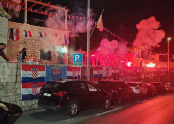 Trobojnice, amblemi, bakljada… Tako se Dan državnosti slavi na Kapelici! (FOTO/VIDEO)