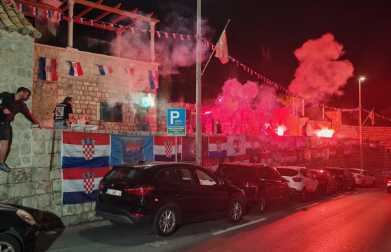 Trobojnice, amblemi, bakljada… Tako se Dan državnosti slavi na Kapelici! (FOTO/VIDEO)