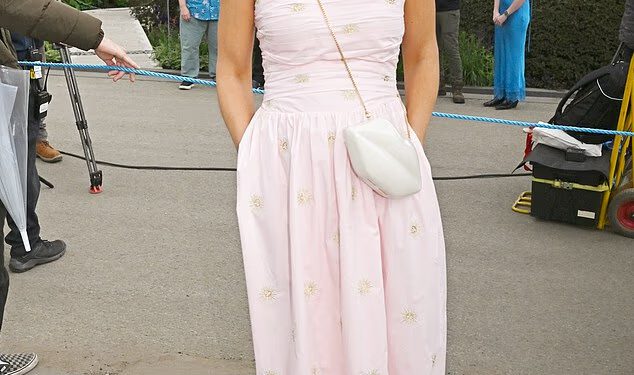 Trudna Vogue Williams pokazuje svoju kvrgu u ružičastoj haljini bez naramenica dok ona i Spencer Matthews predvode nastup slavnih na prvom danu Chelsea Flower Showa