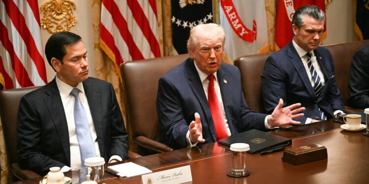 Trump domaćin rijetkih sastanaka kabineta u Camp Davidu – uključujući odlazeću Tulsi Gabbard – dok su mirovni pregovori s Iranom u zastoju