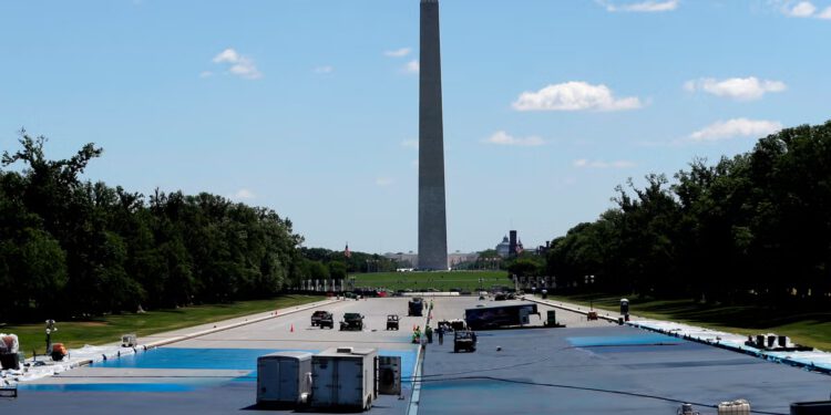 Trump je dao ugovor bez licitacije u iznosu od 6,9 milijuna dolara svom ‘tipovima s bazena’ za prebojavanje refleksijskog bazena pod ‘hitnim’ izuzećem