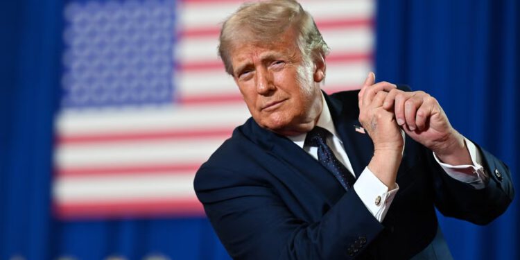 Trump je proveo kasnu noć i rano jutro mahnito objavljujući memeove o tome koliko je sjajan