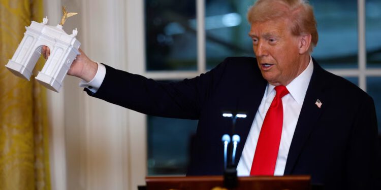 Trump kaže da mu ne treba Kongres odobriti njegov luk od 250 stopa jer tim kaže da su ga odobrili prije 100 godina