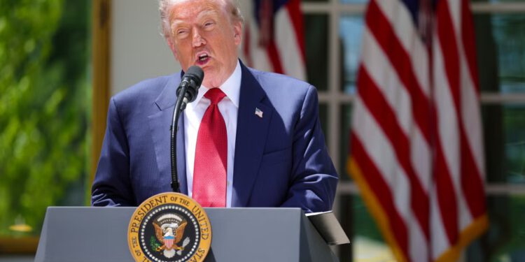 Trump odaje počast Majčinom danu kako bi laprdao o ‘otvorenim granicama’, Joeu Bidenu i pogubljenim krijumčarima droge