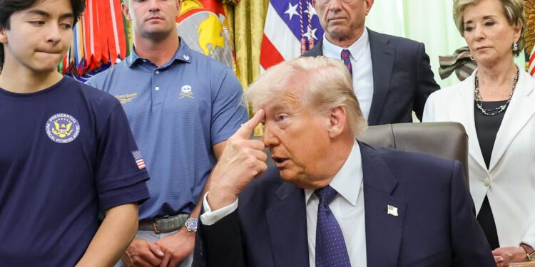 Trump opisuje ratne strahote Irana u Ovalnom uredu punom djece: ‘Točno između očiju’