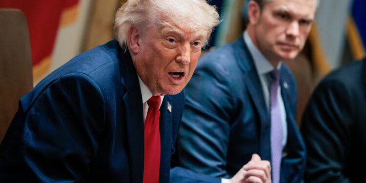 Trump prijeti da će ‘dići u zrak’ još jednu suverenu naciju u uvodnoj primjedbi na sastanku kabineta