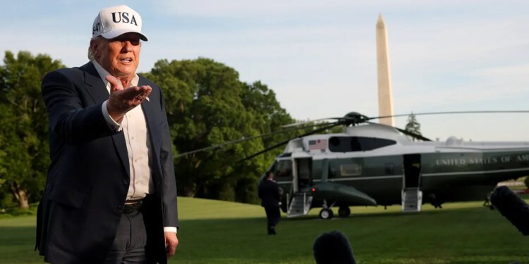 Trump razmišlja o postavljanju heliodroma na travnjaku Bijele kuće za Marine One