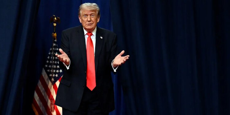 Trump se šali na račun lošeg mikrofona tijekom slobodnog govora u The Villages