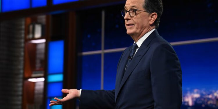 Trump slavi kraj ‘totalnog kretena’ showa Stephena Colberta u oštroj objavi