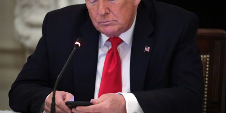 Trumpove noćne navike društvenih medija otkrivene su jer se trećina predsjednikovih objava na Truth Social događa noću: izvješće
