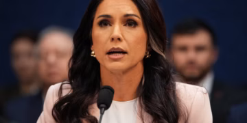 Tulsi Gabbard podnijela je ostavku na mjesto Trumpove direktorice Nacionalne obavještajne službe zbog hitne situacije u obitelji