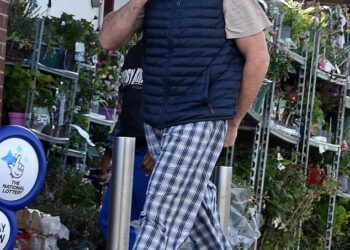 Tyson Fury ustao je rano za brzi izlet u Tesco u Crocsicama i pidžami uoči vjenčanja svoje kćeri u Venezueli nakon što je njegov otac John rekao da je 16-godišnjakinja ‘previše nezrela’ za brak