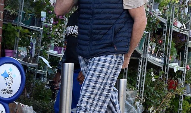 Tyson Fury ustao je rano za brzi izlet u Tesco u Crocsicama i pidžami uoči vjenčanja svoje kćeri u Venezueli nakon što je njegov otac John rekao da je 16-godišnjakinja ‘previše nezrela’ za brak
