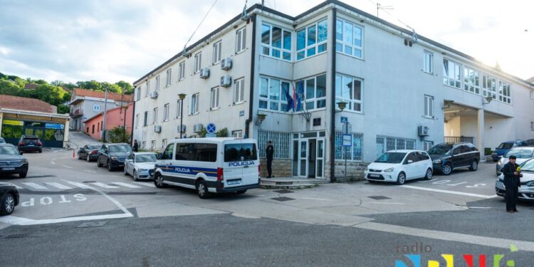 U Drnišu i dalje bez nastave i vrtića