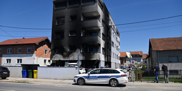U Velikoj Gorici izgorio luksuzni Lamborghini, oštećeno pročelje zgrade: ‘Došli su maskirani’