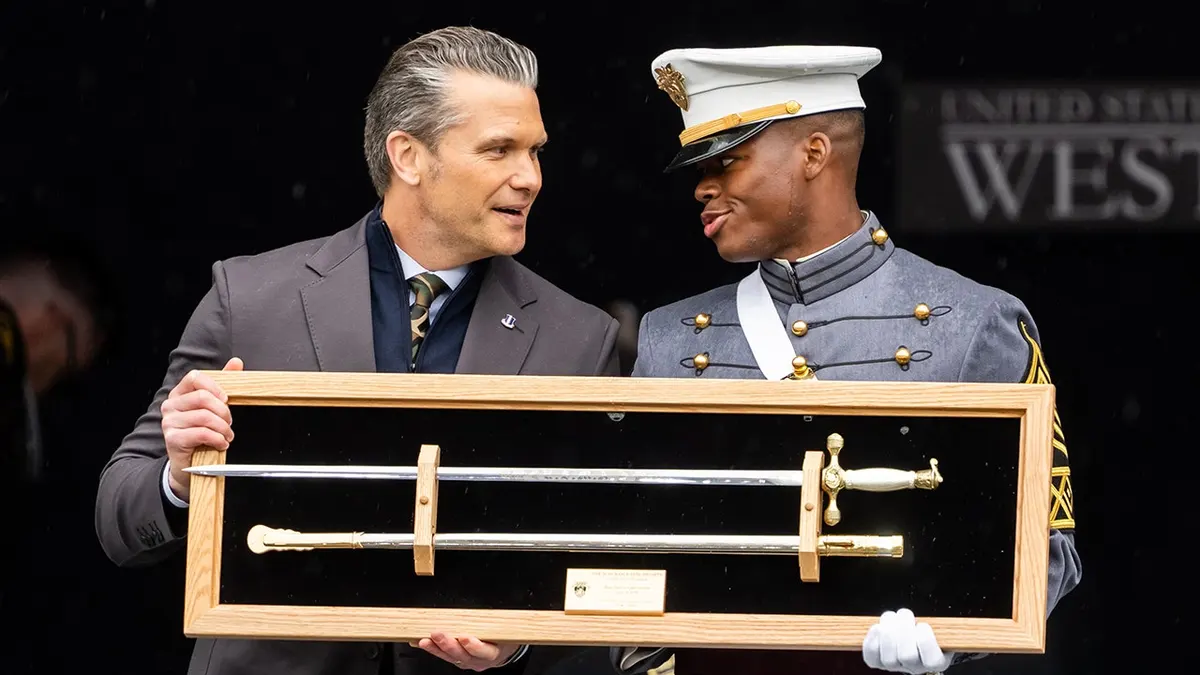 Američki ministar rata Pete Hegseth prima dar