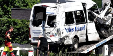 Ubrzani vlak udario u minibus pun djece u Belgiji, usmrtivši 4 osobe