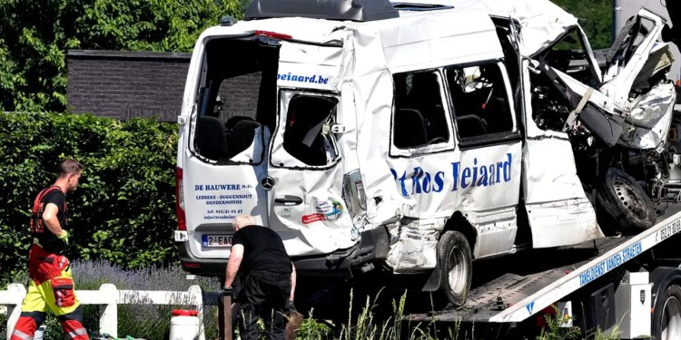Ubrzani vlak udario u minibus pun djece u Belgiji, usmrtivši 4 osobe