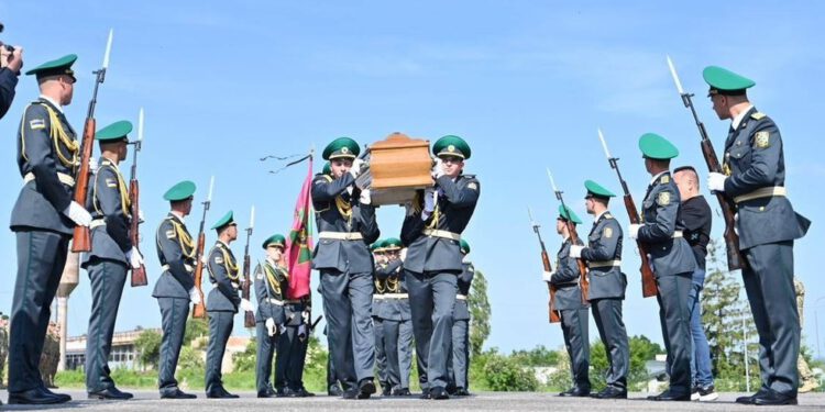 Ukrajina ponovno pokopala nacističkog kolaboracionista dok se Zelenski zalaže za ‘panteon heroja’ (VIDEO) — RT Rusija i bivši Sovjetski Savez